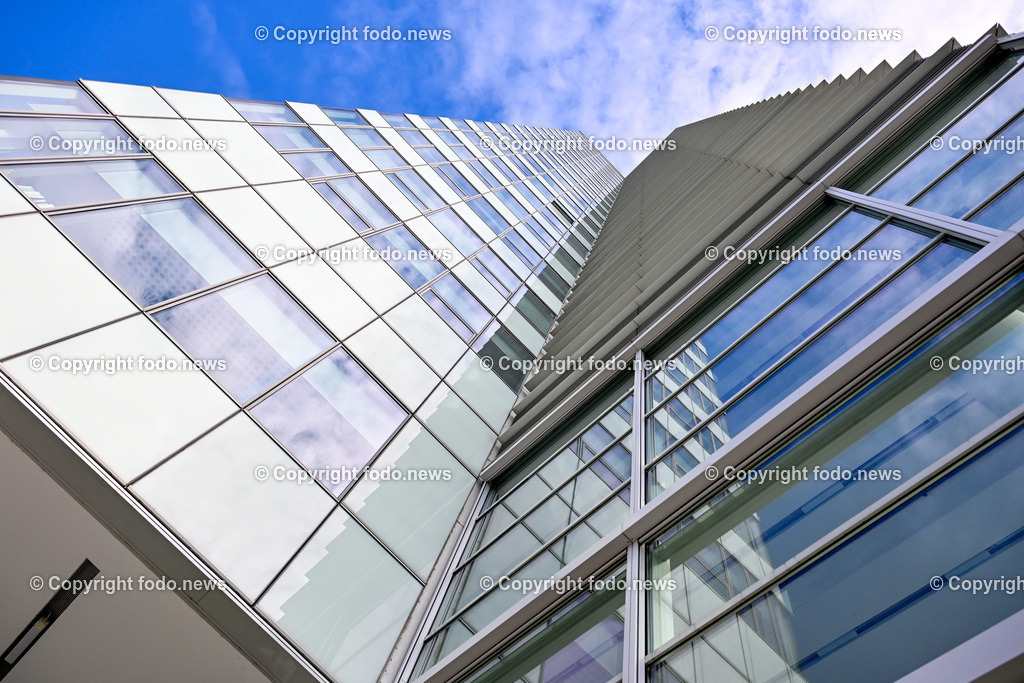 Slowakei_ Bratislavsky kraj_ Bratislava_ 08.10.2024-107 | 08.10.2024, Slowakei, SVK, Bratislavsky kraj, Bratislava, im Bild Bratislava, Stadtansichten, Gebauede, Sehenswurdigkeiten, Tourismus, Touristen, Cafe, Denkmal, Strasse, Donau, Bruecke, Schiff, Burg, Hrad, Ufo, Restaurant, Souvenier, Menschen, Bahnhof, Zug, Hauptstadt