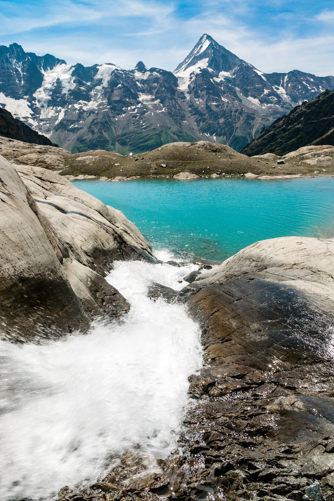 Gletscherbach mit See und Bietschhorn in den Schweizer Alpen | Captured while hiking with a friend in Lötschental, Valais. In the Background you can see the northside of Bietschhorn. - Realisiert mit Pictrs.com
