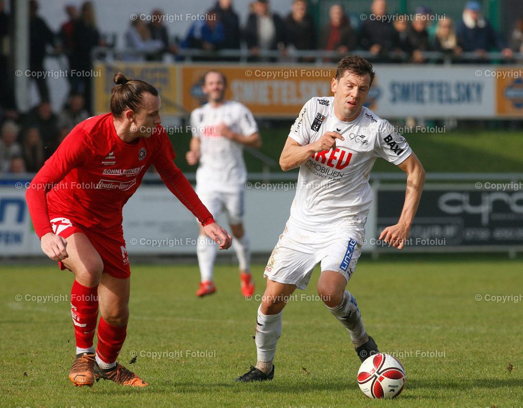 A_LUI_301022_24 | SPORT FUSSBALL LANDESLIGA OST ST.MAGDALENA-DONAU LINZ 30.OKT.2022 IM BILD: MARKO CULAK (MAGDALENA) UND ROMAN HINTERSTEINER (DONAU) FOTO:FOTOLUI