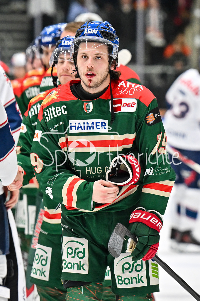 Augsburger Panther - EHC RB München | AUGSBURG, DEUTSCHLAND - 27. FEBRUAR: Der im Gesicht getroffene Riley DAMIANI (Augsburger Panther 19) blutet / Verletzt / Blut nach dem Match zwischen den Augsburger Panthern und dem EHC RB München am 46. Spieltag der Penny DEL im Curt Frenzel Stadion
