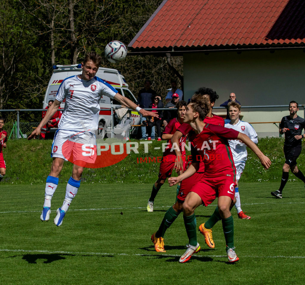 Portugal  U15 -Czech Republic U15 | SIMON WOLFL (Czech Republic #7) JOÃO SIMÕES (Portugal #10) GONÇALO PINTO (Portugal #6) AFONSO MEIRELES (Portugal #17) ; Portugal  U15 -Czech Republic U15 am 29.04.2022 in Arnoldstein
(Sportplatz), AUSTRIA, (Photo by Ernst Krawagner sport-fan.at) - Realisiert mit Pictrs.com