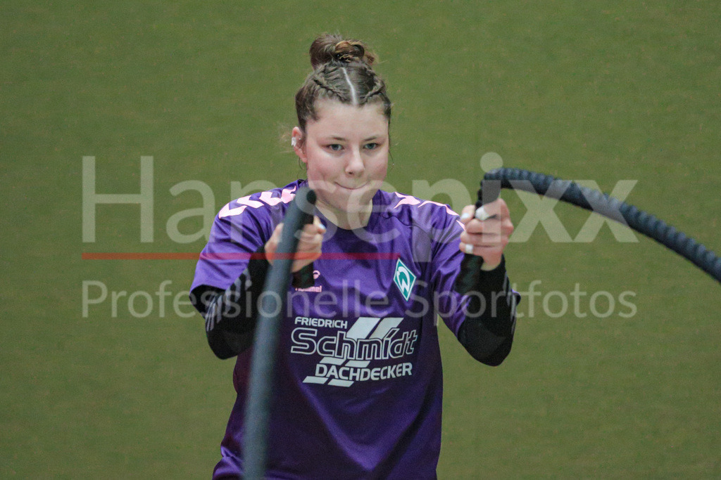 Handball, 2. Bundesliga Frauen, Training SV Werder Bremen | v.li.: Elaine Rode (SV Werder Bremen, 77) bei einer Übung, Trainingsübung, Portrait, Nahaufnahme, Einzelfoto, Einzelbild