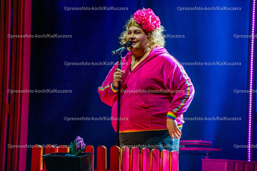 KKU27112401002 | 27.11.2024, xkkux, Düsseldorf, Komikerin Ilka Bessin performt bei ihrer Show 20 Jahre Cindy aus Marzahn in der Mitsubishi Electric Halle