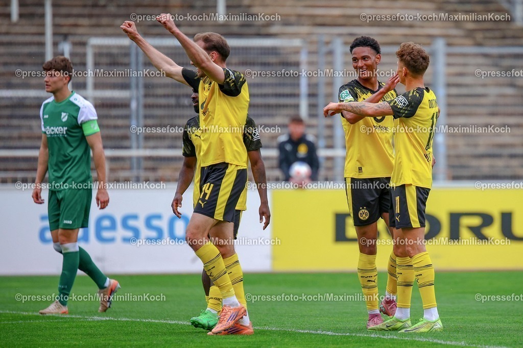xsefx18042601012 | 18.04.2026, xsefx, Fußball, Regionalliga West, Borussia Dortmund II (U23) - SV Rödinghausen, 30. Spieltag, Stadion Rote Erde, Saison 2025 2026: Torjubel nach dem 2:0 durch Bennedikt Wüstenhagen. DFB regulations prohibit any use of photographs as image sequences and or quasi-video. Photo: xSabinexEffgenxPressefotoKochx