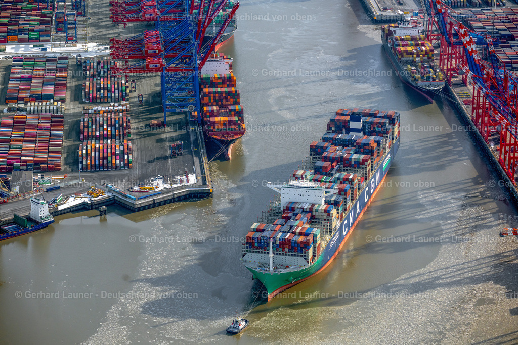 4044607 | HAMBURG 14.02.2021 Containerschiff "CMA CGM LOUVRE" am Burchardkai im Hafen im Ortsteil Waltershof in Hamburg, Deutschland. Weiterführende Informationen bei: CMA CGM (DEUTSCHLAND) GMBH HAMBURG,  Hamburger Hafen und Logistik Aktiengesellschaft. // Container ship "CMA CGM LOUVRE" at Burchardkai in the harbor in the district Waltershof in Hamburg, Germany. Further information at: CMA CGM (DEUTSCHLAND) GMBH HAMBURG,  Hamburger Hafen und Logistik Aktiengesellschaft. Foto: Gerhard Launer