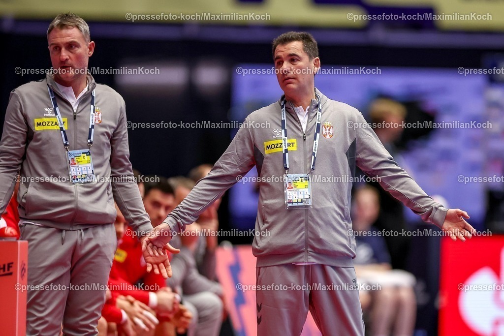 EHF15012601034 | 15.01.2026, Handball, Men's EHF EURO 2026, Spanien - Serbien, Jyske Bank Boxen in Herning, Dänemark, Preliminary Round: Headcoach  Raul Gonzalez Gutierezz (Serbien #hc) gestikulierend am Spielfeldrand  