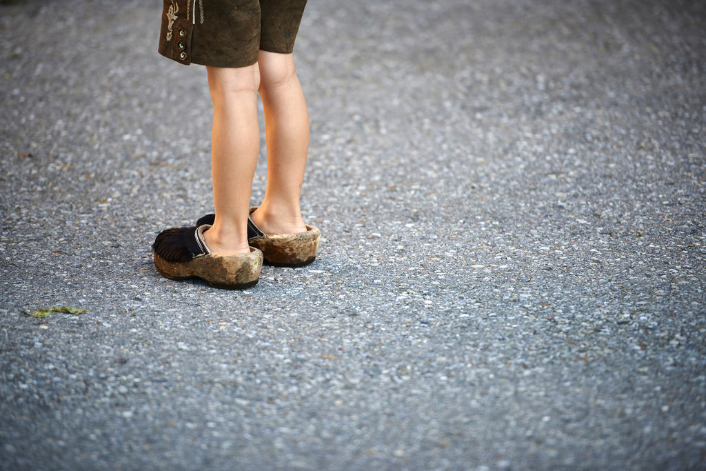 Alptag in Schwarzenberg | Schwarzenberg, Austria - September 08, 2015: Alptag in Schwarzenberg; Junge mit kurzen Lederhosen und Holzschuhe mit Kuhfell. - Realisiert mit Pictrs.com