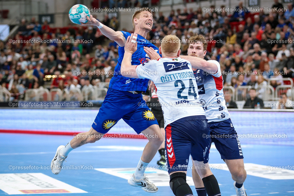 Due1HBL02062401017 | 02.06.2024, Handball, Düsseldorf, PSD-Bank Dome, Liqui Moly Handball Bundesliga, Spieltag 34, Saison 2023 2024, Bergischer HC - SG Flensburg-Handewitt: Linus Arnesson (Bergischer HC) gegen Jim Gottfridsson (SG Flensburg-Handewitt) und Johannes Golla (SG Flensburg-Handewitt)