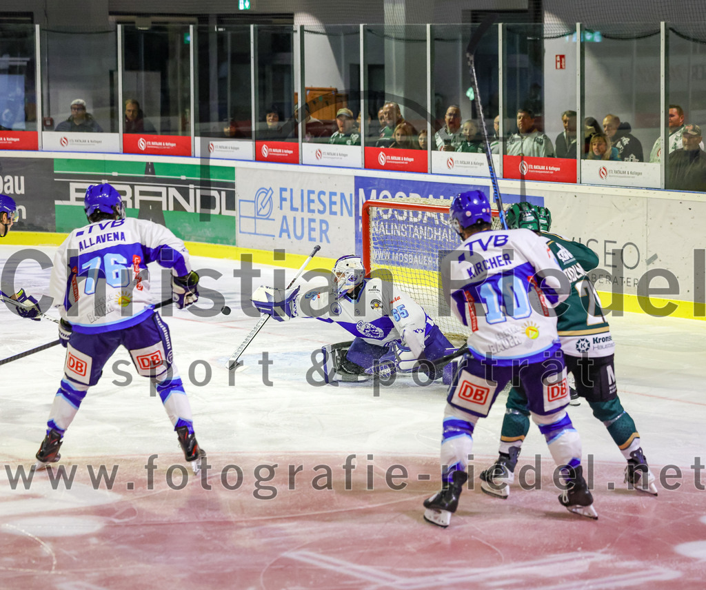 2025-09-26_027_TSV_Erding_gegen_SC_Riessersee | Erding, Deutschland, 26.09.2025:Eishockey, Oberliga Süd 2025 / 2026, 3. Spieltag, TSV Erding gegen SC Riessersee, Endergebnis: 3:5Luca Allavena (SC Riessersee, #76), Torwart Patrik Mühlberger (SC Riessersee, #65), Tobias Kircher (SC Riessersee, #10), Erik Modlmayr (Erding Gladiators, #21)Foto: Christian Riedel / fotografie-riedel.net