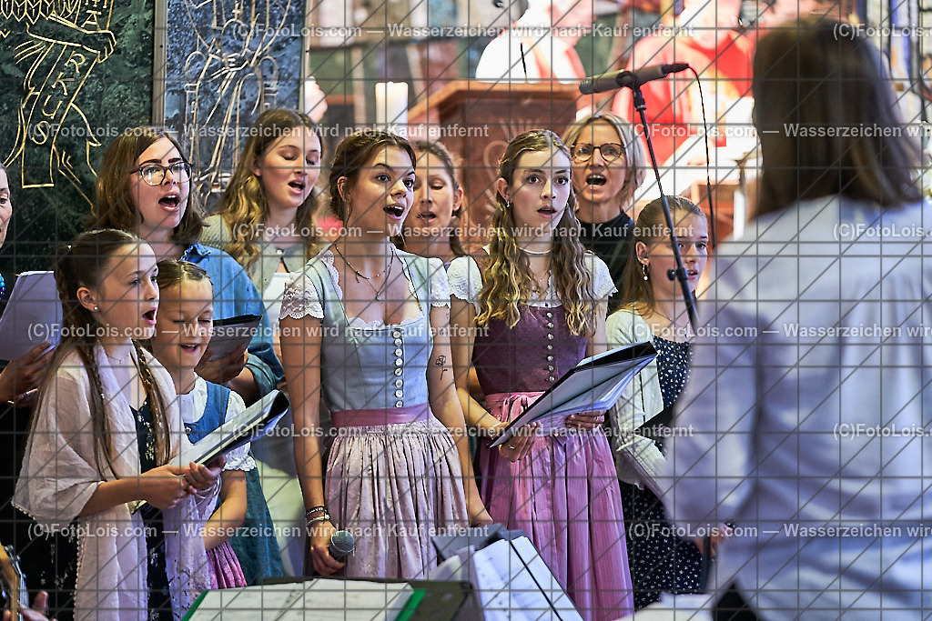 ALS2806_PfarrFirmung Wieselburg_Firmlinge im Chor | (C)FotoLois.com, Alois Spandl, Firmung in der Pfarrkirche Wieselburg mit Generalvikar Dr. Christoph Weiss, Dechant Pfarrer Daniel Kostrzycki und Monignore Franz Dammerer, Sa 15. Juni 2024.