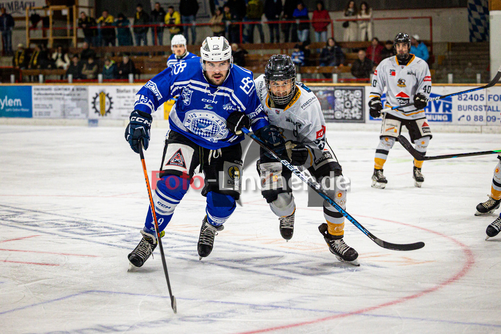 SC Forst NATURE BOYS gegen WANDERERS Germering | Eishockey Landesliaga Herren Gruppe A 2024/2025, SC Forst NATURE BOYS gegen WANDERERS Germering, 20241025,Zweikampf zwischen Matthias MÜLLER (Nature Boyz 19) und Quirin REICHEL (WANDERERS Germering 93),2024-10-25 in Peißenberg (Eisstadion Peißenberg), Matthias MÜLLER (Nature Boyz 19), Quirin REICHEL (WANDERERS Germering 93)Copyright: WolfgangxLindner www.foto-lindner.de