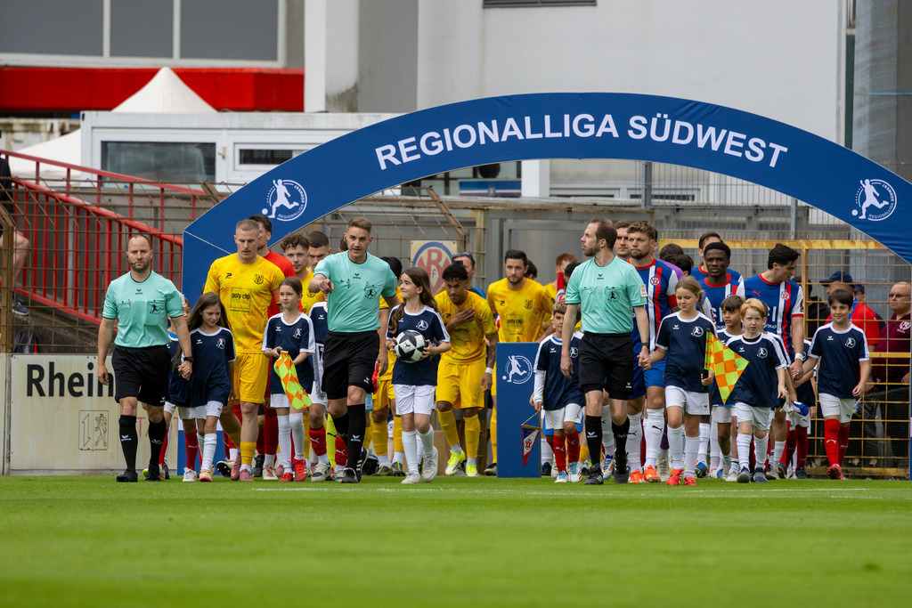 Fußball, Aufstiegsspiel zur Regionalliga Südwest, VfR Mannheim gegen FC Eddersheim | Fußball, Aufstiegsspiel zur Regionalliga Südwest, VfR Mannheim gegen FC Eddersheim***Die Mannschaften laufen auf das Spielfeld ein - Realisiert mit Pictrs.com