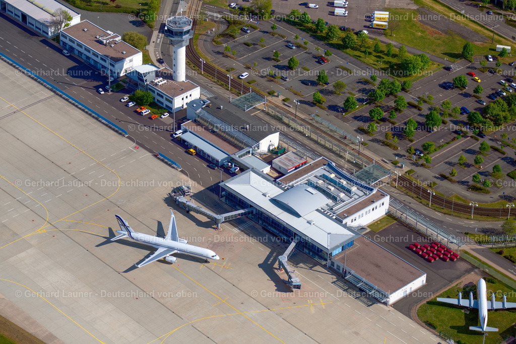 4025608 | ERFURT 06.05.2020 Abfertigungs- Gebäude und Terminals auf dem Gelände des Flughafen im Ortsteil Bindersleben in Erfurt im Bundesland Thüringen, Deutschland. Weiterführende Informationen bei: Flughafen Erfurt GmbH. // Dispatch building and terminals on the premises of the airport in the district Bindersleben in Erfurt in the state Thuringia, Germany. Further information at: Flughafen Erfurt GmbH. Foto: Gerhard Launer
