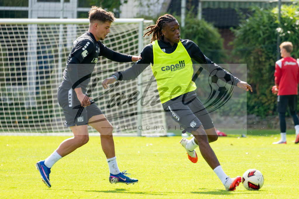 20260909_TRAOSN_0110 | Fußball, Herren: Jonathan Wensing (VfL Osnabrück) und Elias Bakatukanda (VfL Osnabrück) im Zweikampf beim Training des VfL Osnabrück am 09.09.2026 im Sportpark Illoshöhe in Osnabrück, Deutschland.(Foto von Nico Paetzel) - Realisiert mit Pictrs.com
