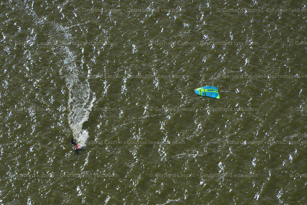 3638293 | BORN AM DARß 25.08.2016 Surfer - Kitesurfer und Segler in Fahrt auf dem Barther Bodden in Born am Darß im Bundesland Mecklenburg-Vorpommern, Deutschland. // Surfer - kitesurfer and sailors in motion on Barther Bodden in Born am Darss in the state Mecklenburg - Western Pomerania, Germany. Foto: Gerhard Launer