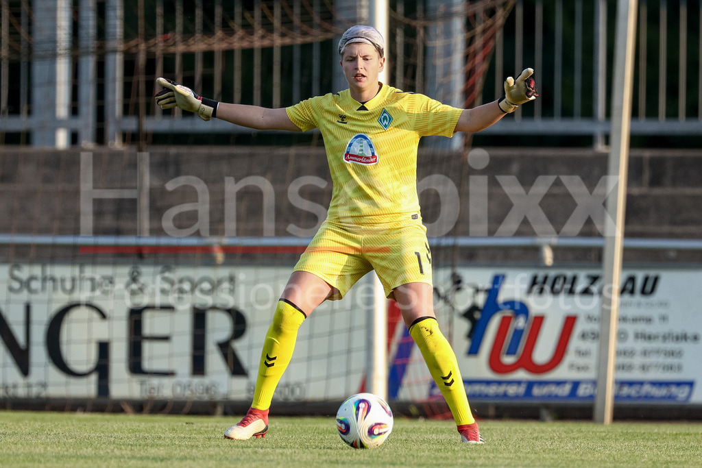Fussball, Testspiel Frauen, SV Meppen - SV Werder Bremen | Vanessa Fischer (Torhüterin, Torwart, SV Werder Bremen, 1) am Ball, Freisteller, Einzelbild, Ganzkörper, Aktion, Action, Spielszene, gibt Anweisungen, gestikuliert, mit den Armen gestikulieren