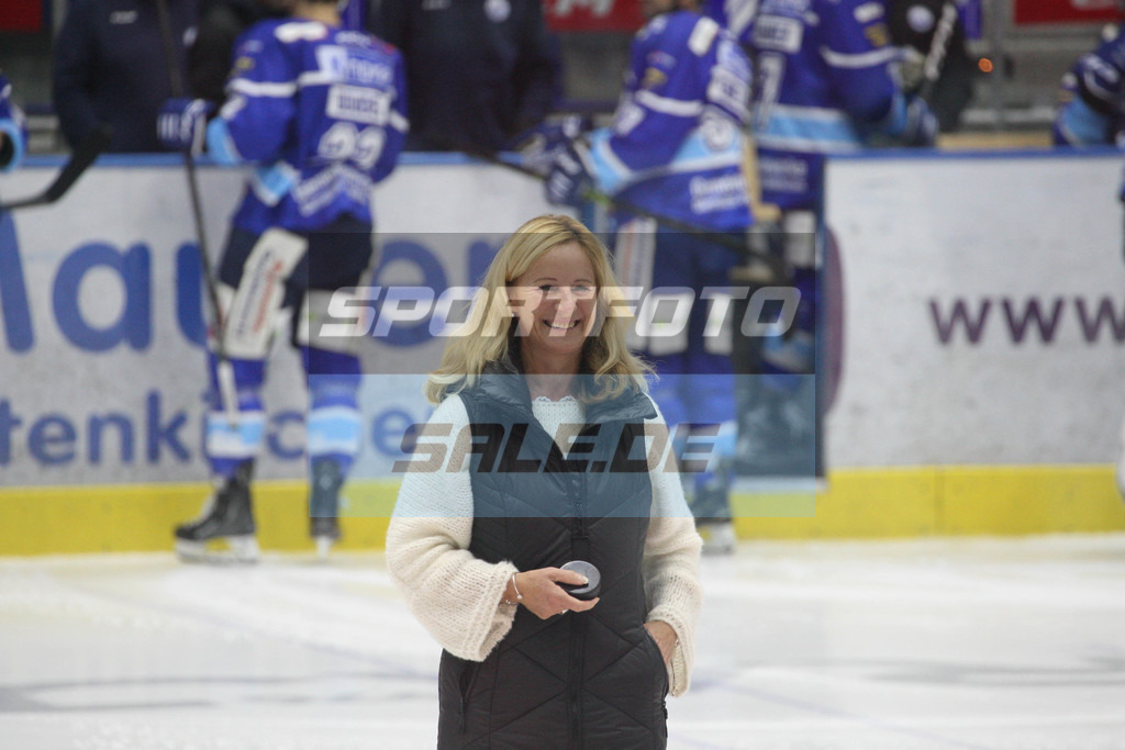SC Riessersee - Höchstadt Alligators | Claudia Zolk, zweite Bürgermeisterin Garmisch - Eishockey Oberliga Süd SC Riessersee - Höchstadt Alligators - © Sportfoto-Sale (MK) - Realisiert mit Pictrs.com