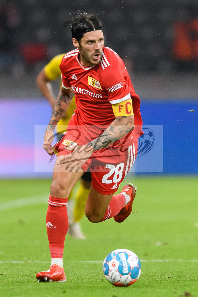 FCUKUO20210826_173 | Fussball, Herren: Christopher Trimmel (1.FC Union Berlin) in Aktion, am Ball, Einzelaktion beim Spiel der UEFA Conference League zwischen 1. FC Union Berlin und Kuopion PS im Olympiastadion am 26.08.2021 in Berlin, Deutschland. - Realisiert mit Pictrs.com
