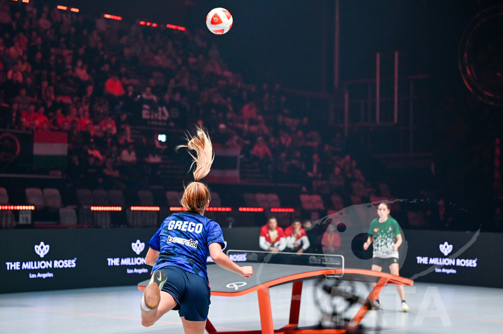 _DWI5795 | Anna Iszak vs Carolyn Greco beim Frauen- Single  Ungarn vs. USA bei der Teqball Weltmeisterschaft 2022 in der Kia Metropole Arena. Nürnberg, 27.11.2022 - Realisiert mit Pictrs.com