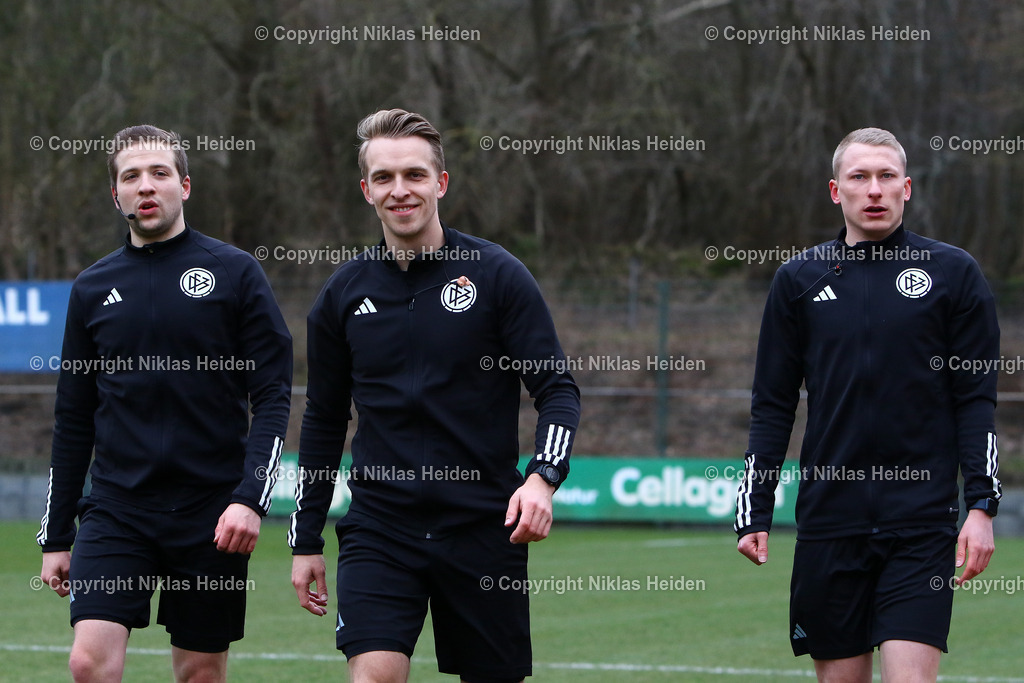 NH_HolsteinKielU23_SVMeppen_RegionalligaNord_06032024 | Die Schiedsrichter André Becker (Assistent 2), Luca Jürgensen und Marvin Vogt (Assistent 1)

Regionalliga Nord I 2. Spieltag I 06.03.2024
