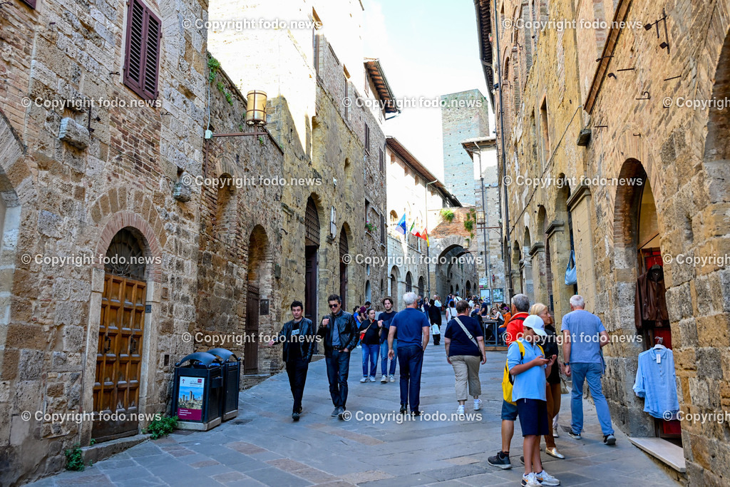 Italien_ Toskana_ San Gimignanao_ 26.05.2024-30 | 26.05.2024, Italien, ITA, Toskana, San Gimignano im Bild Stadtansichten Gebäude, Architektur, Touristen, Historisch, Ansichten der berühmten Stadt San Gimignano in der Toskana-Italien - View of the famous town San Gimignano in Tuscany-Italy


San Gimignano ist eine italienische Kleinstadt in der Toskana mit einem mittelalterlichen Stadtkern. San Gimignano wird auch die Stadt der Türme genannt. Die Stadt liegt in der Provinz Siena. Sie gehört neben Florenz, Siena und Pisa zu den von Touristen meist besuchten Zielen in der Toskana.