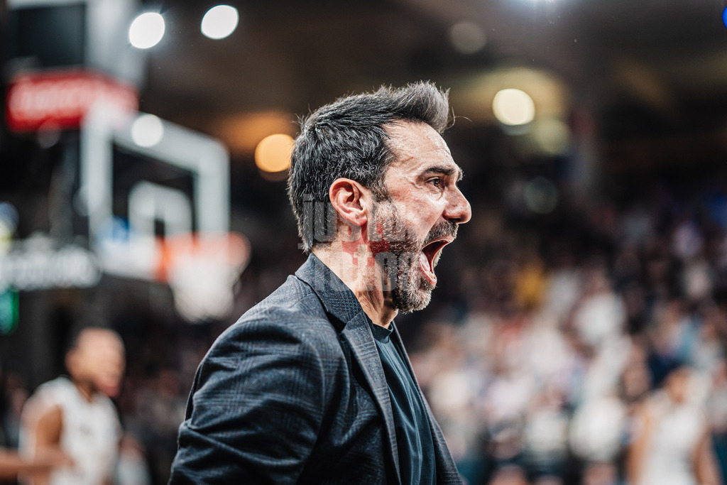 Basketball | Männer | Saison 2024/2025 | easyCredit Basketball Bundesliga | 14. Spieltag | Veolia Towers Hamburg vs. Basketball Löwen Braunschweig | 30.12.2024 | Trainer Jesus Ramirez (Basketball Löwen Braunschweig) jubelt nach dem Sieg