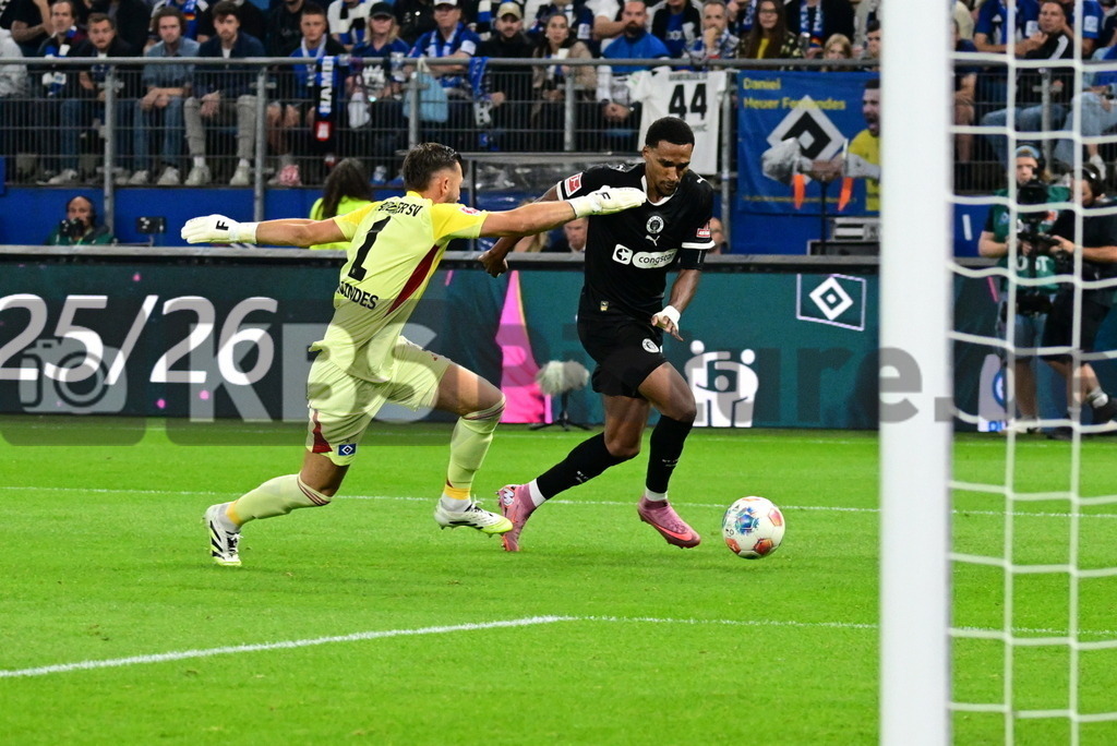 KBS Picture_HSV-FCStPauli_035 | v.l. Hountondji Andreas (St.Pauli) macht hier das 2:0 gegen Heuer Fernandes Daniel (HSV) ,Sportplatz :  Volksparkstadion,Hamburger Derby, - Realisiert mit Pictrs.com