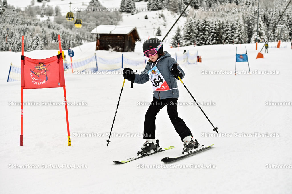 SRF_20.02.2026_0733 | Skirennfotos,Serfaus,Fiss,Ladis,Kinderskirennen,Winter,Tirol,Oberland,skirace,SFL,feelfree,weil wir's genießen,ski,Ski,skifahren,Sonnenplateau, - Realisiert mit Pictrs.com