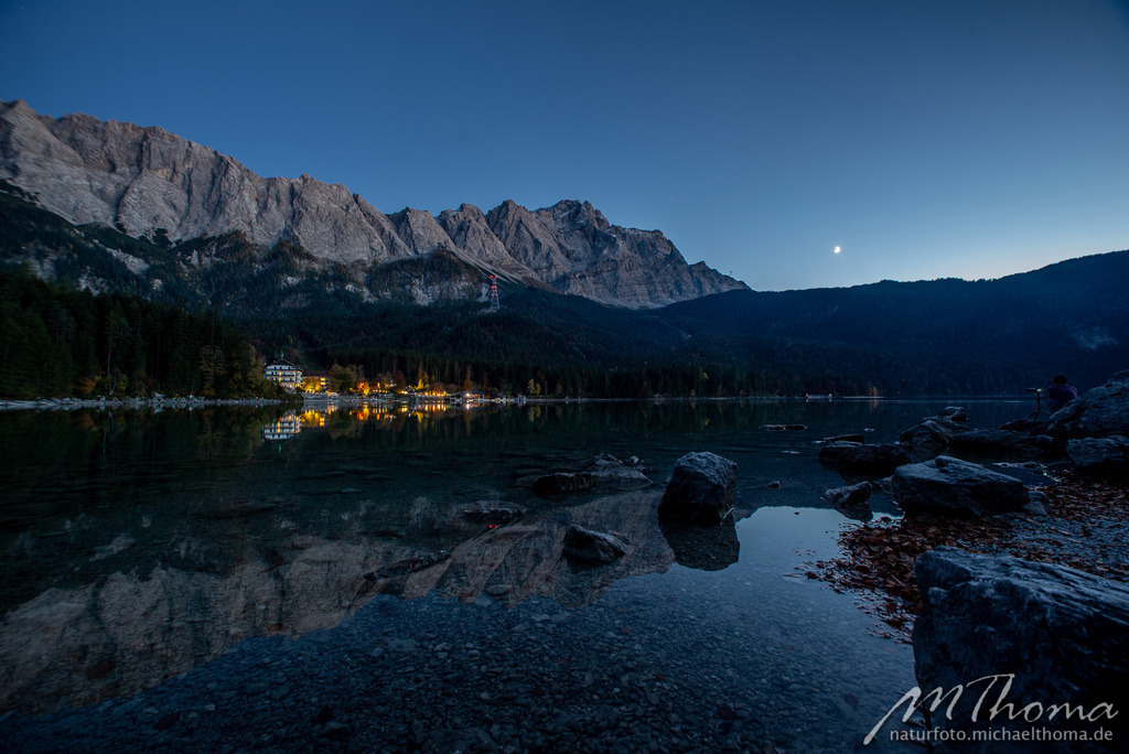 Zugspitze und Eibsee bei Nacht | Dies ist der Online-Shop von naturfoto.michaelthoma.de. Ich bin leidenschaftlicher Naturfotograf und fotografiere von der Andromedagalaxie bis zum Zwergtaucher, von der Ameise bis zum Orionnebel alles was mit Natur zu tun hat. Hier kann eine Auswahl meine - Realisiert mit Pictrs.com