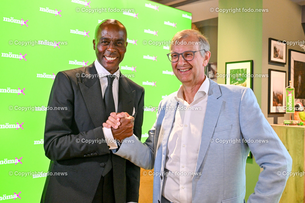 Eroeffnung Moemax Linz_ 15.05.2024-41 | 15.05.2024, Linz, AUT, Eroeffnung Moemax, im Bild Bruce Darnell (US-Amerikanischer Choreograph und Model), Thomas Saliger (Marketingleiter und Unternehmenssprecher XXXLutz Gruppe)