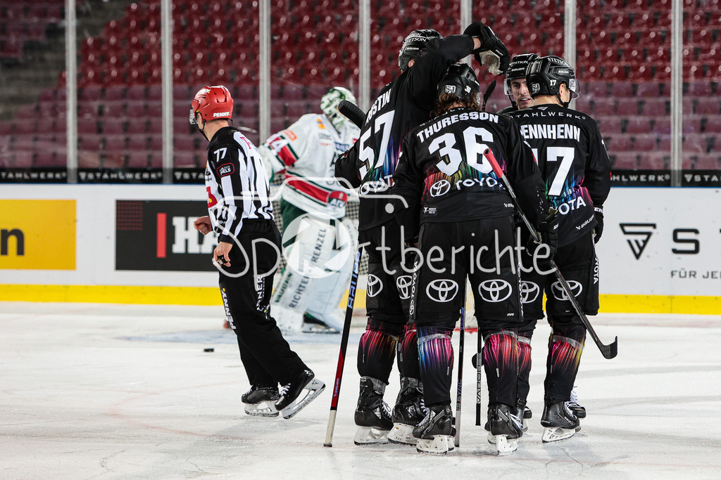 Kölner Haie - Augsburger Panther | Die Haie jubeln ueber den Treffer zum 3-2 durch Jan Luca SENNHENN (KEC #17)
