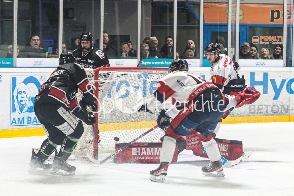 EHC Königsbrunn - VfE Ulm/Neu-Ulm | Marco STERNHEIMER (EHC #6) erzielt in dieser Szene den Treffer zum 2-0 fuer die Hausherren