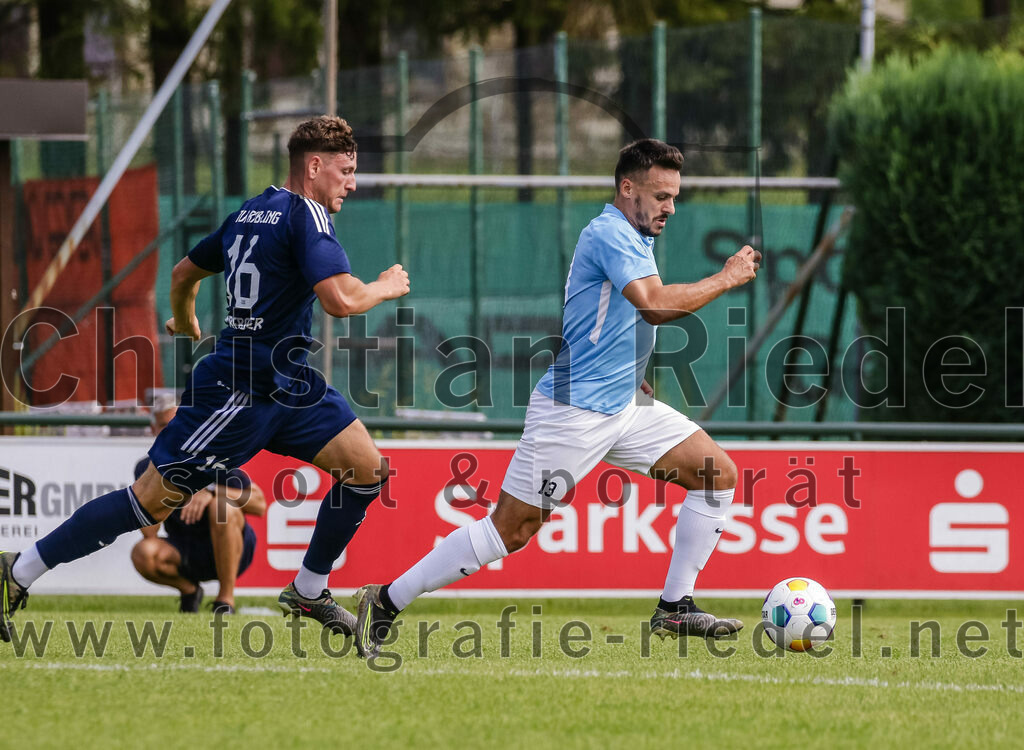 2023-08-26_049_FC_Langengeisling_gegen_TuS_Raubling | Erding, Deutschland, 26.08.2023:
Fußball, Bezirksliga Oberbayern Ost 2023 / 2024, 6. Spieltag, FC Langengeisling gegen TuS Raubling, Endergebnis: 2:0

Marius Pappenberger (TuS Raubling, #16), Maximilian Hintermaier (FC Langengeisling, #13)

Foto: Christian Riedel / fotografie-riedel.net