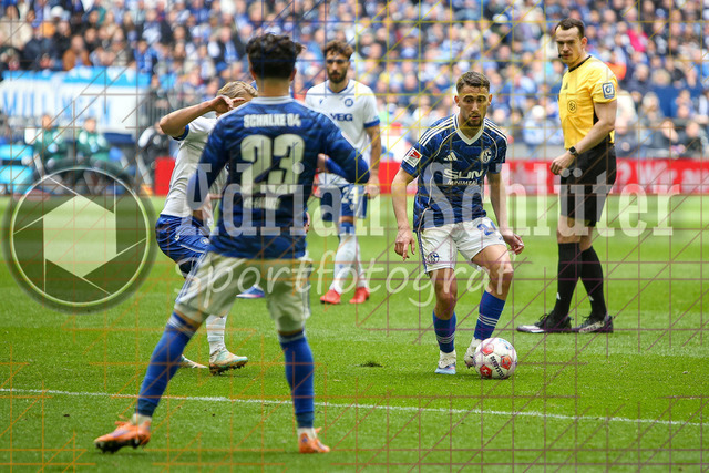 05.04.2026, GER, Fussball, Herren, 2. BL, Saison 2025/2026, FC Schalke 04 - Karlsruher SC | Adli Aouchiche (S04) in Aktion am Ball, Einzelaktion 