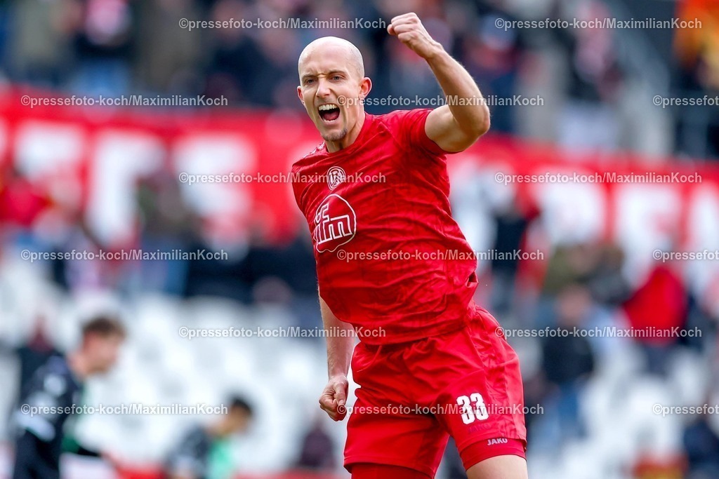 RWE26012501024 | 26.012025, Fußball, 3.Liga, Rot-Weiss Essen - Hannover 96 II, Stadion an der Hafenstraße, Saison 2024 2025: Torjubel nach dem Tor zum 4:0 durch Torschütze Tobias Kraulich (RWE #33)DFB regulations prohibit any use of photographs as image sequences and or quasi-video.