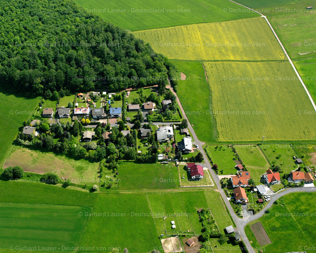 2615429 | MEICHES 09.06.2006 Landwirtschaftliche Nutzflächen und Feldgrenzen  umsäumen das Siedlungsgebiet des Dorfes in Meiches im Bundesland Hessen, Deutschland // Agricultural land and field boundaries surround the settlement area of the village  in Meiches in the state Hesse, Germany Foto: Gerhard Launer