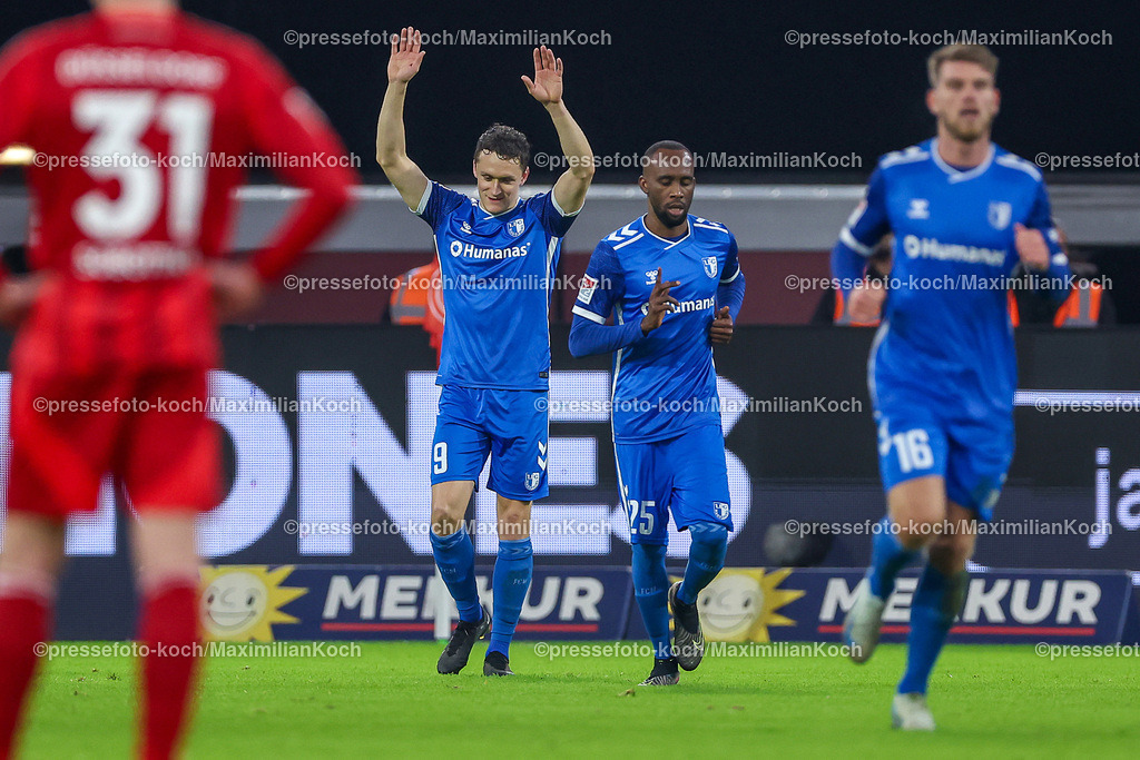 Due20122401096 | 20.12.2024, Fußball, Fortuna Düsseldorf - 1. FC Magdeburg, 2. Bundesliga, Merkur Spiel-Arena, Saison 2024 2025: Torjubel nach dem 3:2 durch Torschütze Martijn Kaars (1.FC Magdeburg #9)DFB regulations prohibit any use of photographs as image sequences and or quasi-video.