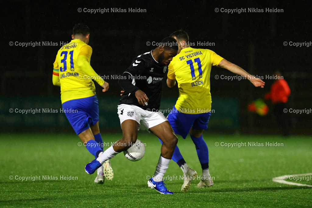 NH_SCVictoriaHamburg_Teutonia05_OberligaHamburg_14112025 | #11 Luis Gleich (SC Victoria Hamburg), #12 Pascal Srougbo (Teutonia 05)Fußball I Herren I Gamesright Oberliga Hamburg I Saison 2025-2026  I 17. Spieltag I SC Victoria Hamburg - Teutonia 05 I 14.11.2025 I Stadion Hoheluft