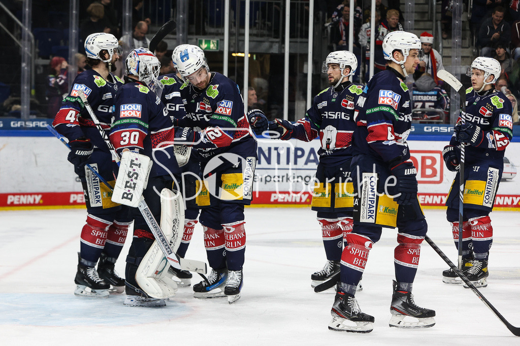 Eisbären Berlin - Augsburger Panther | Die Eisbären um Keeper Jake HILDEBRAND (EBB #30) freuen sich ueber den Heimsieg gegen Augsburg / Jubel / Freude