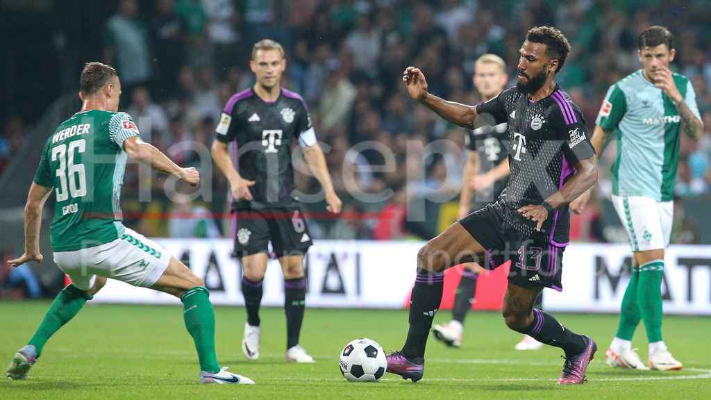 Fussball, Bundesliga, SV Werder Bremen - FC Bayern München | v.li.: Christian Groß (SV Werder Bremen, 36) und Eric Maxim Choupo-Moting (FC Bayern München, 13) im Zweikampf, Duell, Dynamik, Aktion, Action, Spielszene, DIE DFL-RICHTLINIEN UNTERSAGEN JEGLICHE NUTZUNG VON FOTOS ALS SEQUENZBILDER UND/ODER VIDEOÄHNLICHE FOTOSTRECKEN. DFL REGULATIONS PROHIBIT ANY USE OF PHOTOGRAPHS AS IMAGE SEQUENCES AND/OR QUASI-VIDEO.