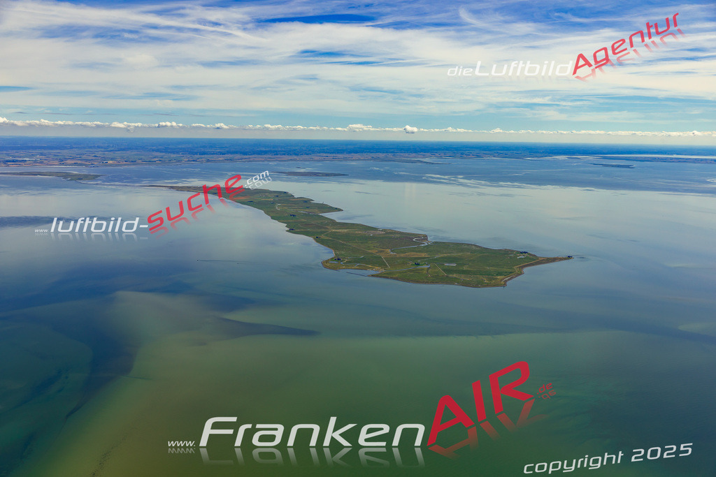 Aktuelles Luftbild von  Langeneß - Die Luftaufnahme wurde 2022 mittels UL-Flugzeug erstellt ( keine Drohne ) - hochauflösende Kamera-Systeme von  Canon -Beste Qualität - Für grossformatige Ausdrucke geeignet. Die Geschenkidee !