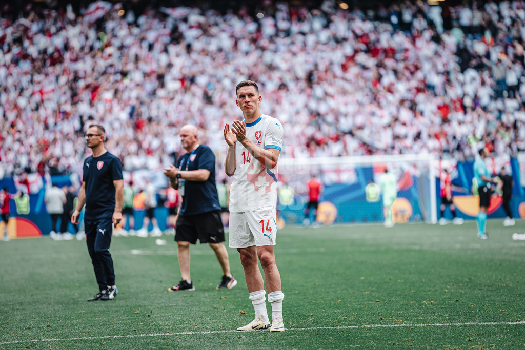 Fußball | Herren | UEFA-Fußball-Europameisterschaft 2024 | Gruppe B | Kroatien vs. Albanien | 19.06.2024 | Lukas Provod (#14, Tschechien) nach dem Spiel enttäuscht zu den Fans