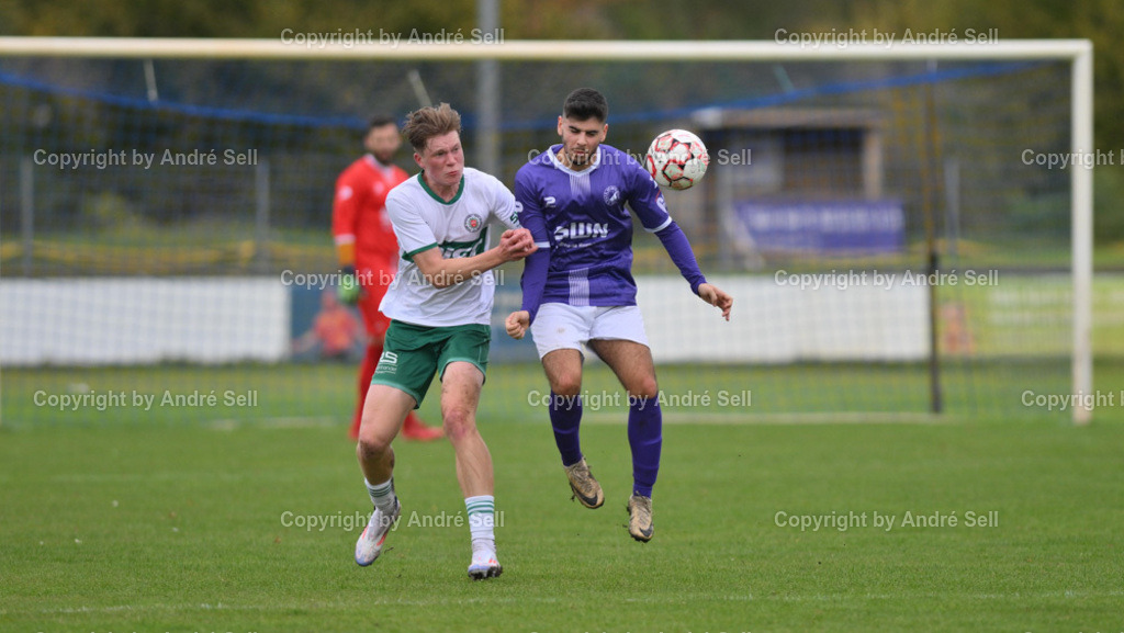 VfR Neumünster vs PSV Neumünster | Murat Rasgele (VfR #8) / Lucas Schulze (PSV #27) - Fußball-Oberliga Männer 2024/2025 / VfR Neumünster vs PSV Neumünster / VfR-Stadion / Neumünster / 20.10.24 - Realisiert mit Pictrs.com
