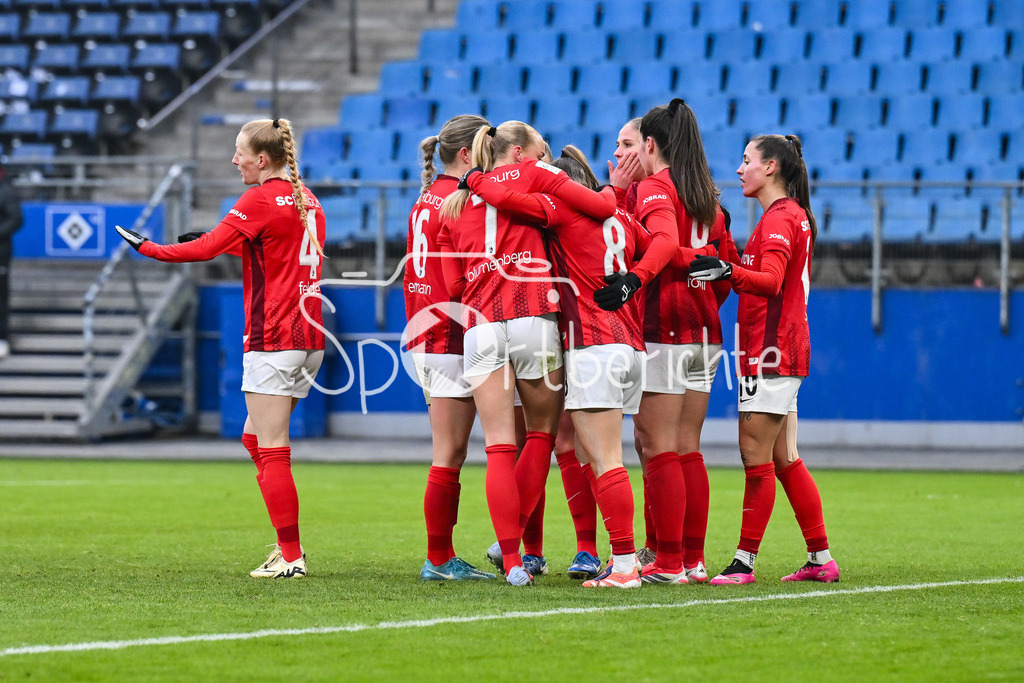 Hamburger SV - SC Freiburg | HAMBURG, GERMANY - 01. FEBRUARY: Jubel der Freiburgerinnen nach dem Treffer zum 0-2 durch Svenja FÖLMLI (SC Freiburg Frauen 9) / Tor / Torschuetze / Freude / Happy während dem Match zwischen dem Hamburger SV und dem SC Freiburg am 16. Spieltag der Google Pixel Frauen-Bundesliga im Volksparkstadion