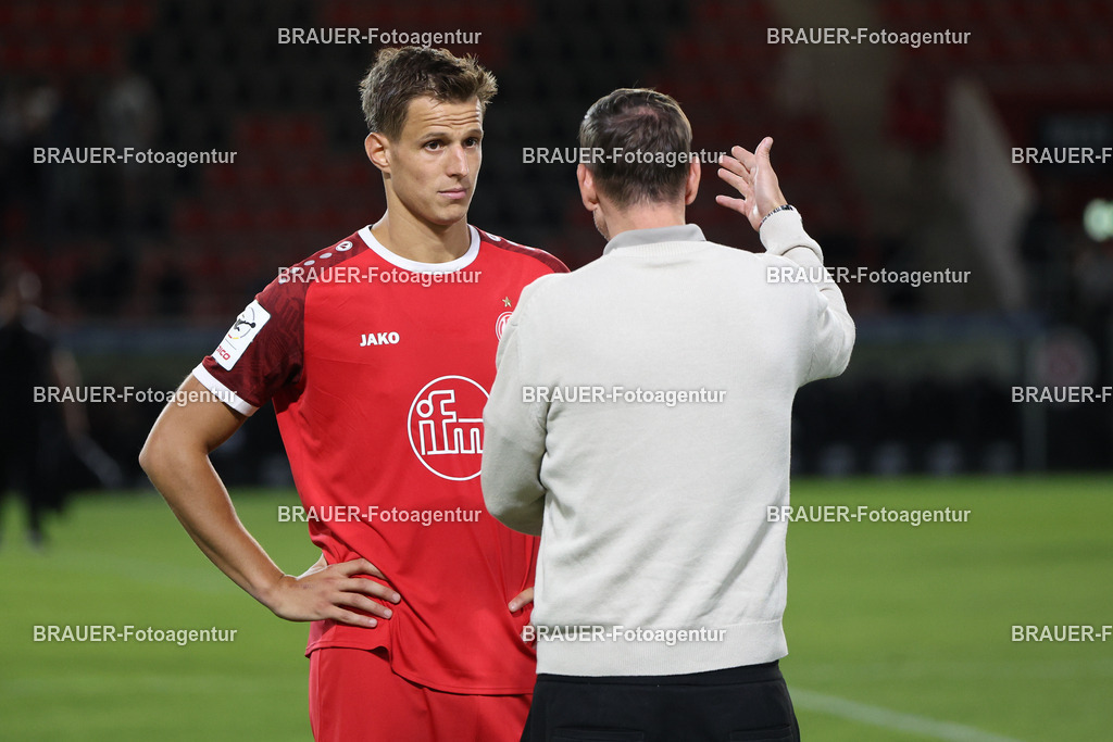 SV Wehen Wiesbaden - Rot-Weiss Essen | Wiesbaden, Deutschland, 22.08.2025Michael Schultz  (Rot-Weiss Essen) und Marc-Nicolai Pfeifer (Rot-Weiss Essen) unterhalten sich nach dem Spielwährend des drittliga Spiels zwischen SV Wehen Wiesbaden und Rot-Weiss Essen am 22.08.2025 in der BRITA-Arena in Wiesbaden. (Foto von Timo Bluhmki-Schmidt/Brauer Fotoagentur