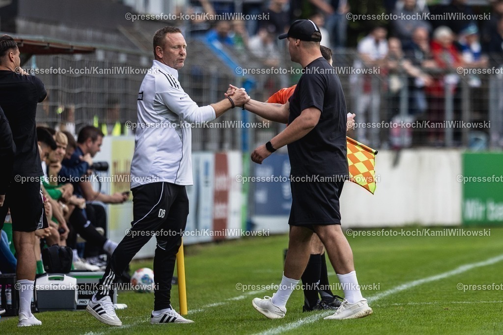 xkwi02082501058 | 02.08.2025, xkwix, Fußball, Regionalliga West, FC Gütersloh - 1. FC Bocholt, Ohlendorf Stadion im Heidewald: Torjubel von Christopher Schorch (Teamchef 1. FC Bocholt) nach dem Tor zum 0:1 durch Cedric Euschen (1.FC Bocholt #9) 
