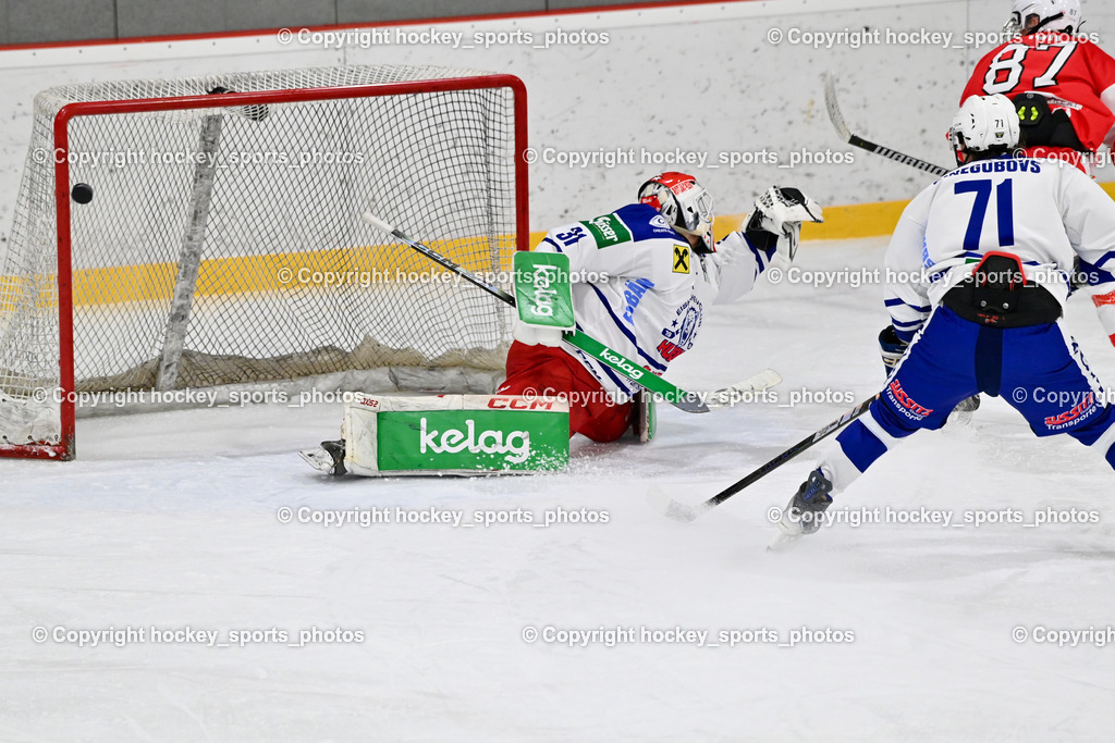 ESV Ferlach vs. UECR Eisbären Huben | #31 Sicher Michael UECR EISBÄREN HUBEN, #71 Sinegubovs Antons UECR EISBÄREN HUBEN, #87 Piuk Tobias ESV Ferlach, ESV Ferlach vs. UECR Eisbären Huben, ESV Ferlach vs. UECR Eisbären Huben am 31.10.2025 in Ferlach (HTC Eishalle Ferlach), Austria, (Photo by Bernd Stefan)