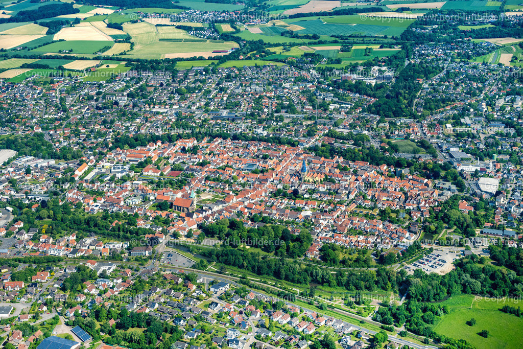 Lemgo_Altstadt_ELS_4520050623 | LEMGO 05.06.2023 Altstadtbereich und Innenstadtzentrum an der Kramerstraße in Lemgo im Bundesland Nordrhein-Westfalen, Deutschland. Weiterführende Informationen bei: Alte Hansestadt Lemgo. // Old Town area and city center on street Kramerstrasse in Lemgo in the state North Rhine-Westphalia, Germany. Further information at: Alte Hansestadt Lemgo. Foto: Martin Elsen