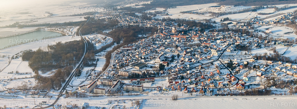 Aerial view: View of the town from the east in winter with snow and fog in the district Neulauterburg in Lauterbourg in the state Bas-Rhin, France. – Photo: IMG_36579-Bearbeitet.jpg taken on 01/05/2011 by Werner Riehm/FLY-FOTO.com – Resolution of the original: 8500 x 3147 px