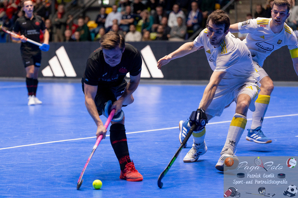 Volvo E.R.B. Final 4 Halbfinale Männer: Harvestehuder HTC - Gladbacher HTC, 25.01.2025 | Mats Grambusch (Gladbacher HTC #3) & Kilian Pöhling (Harvestehuder THC #5), Harvestehuder HTC - Gladbacher HTC, Frankfurt, Süwag Arena, 25.1.2025 - Realisiert mit Pictrs.com